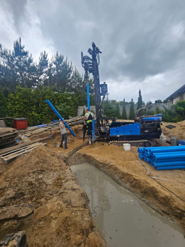 Wiercenie studni głębinowej.